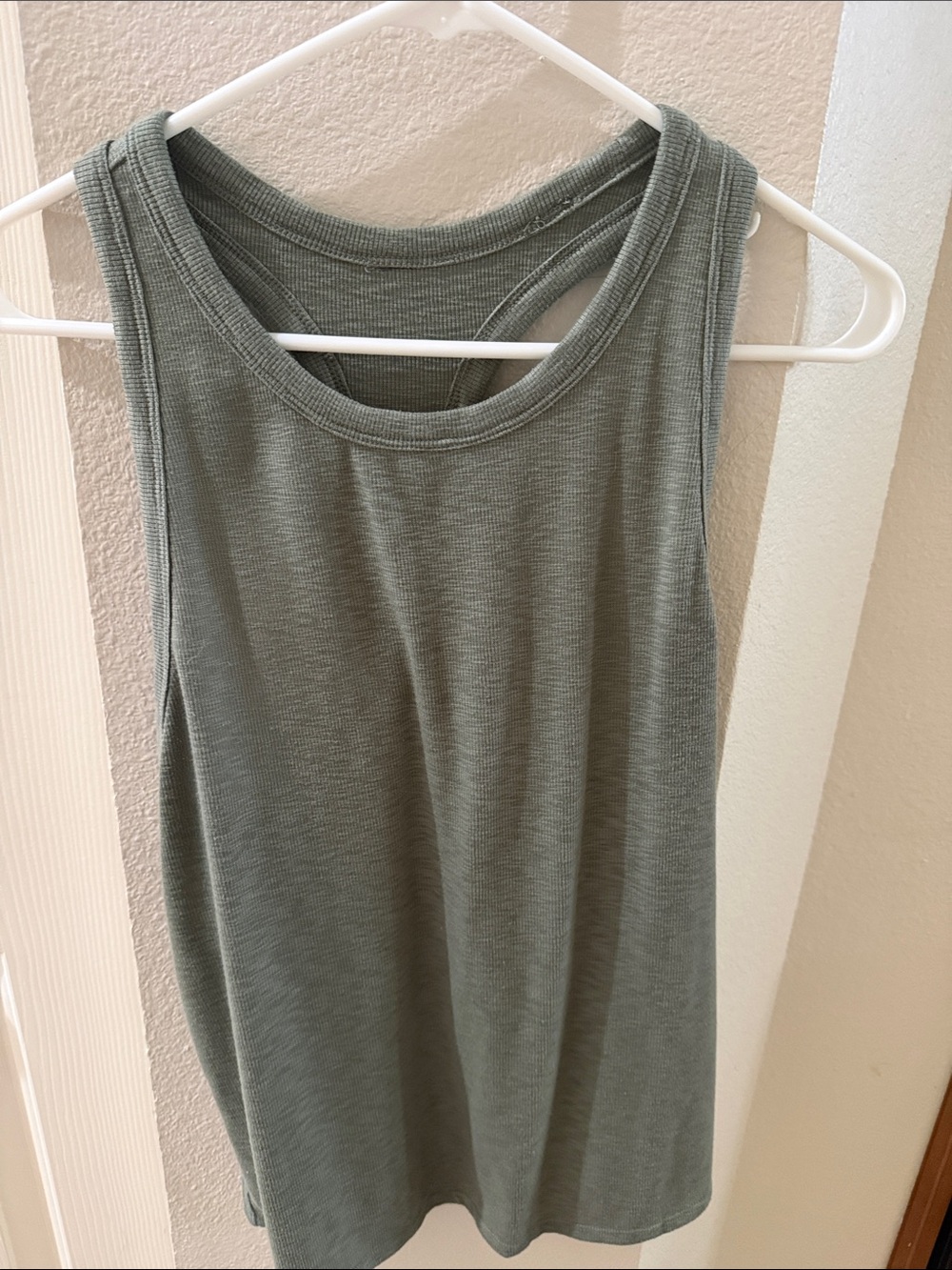 Vuori Women’s Sleeveless Ribbed Tank Top - olive Green